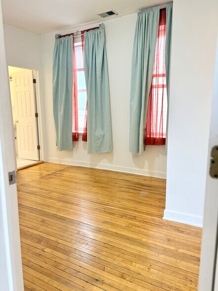 Building Photo - 1112 W 18th St