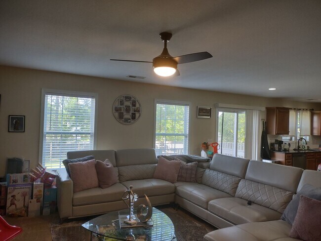 Building Photo - Great Four Bedroom Home in Elgin, SC!