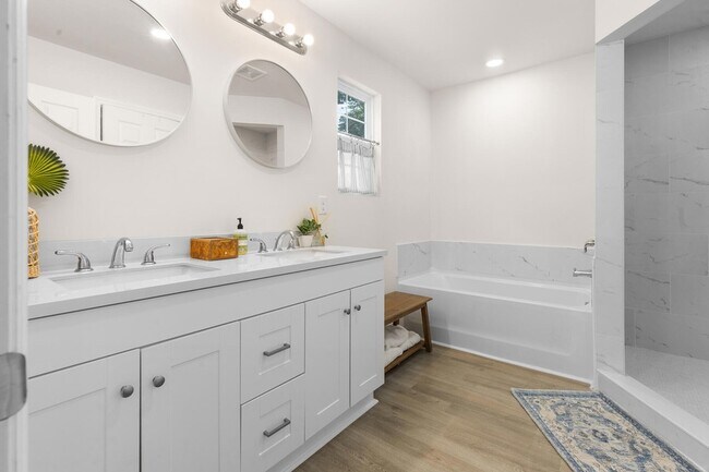 Building Photo - 2042 Delaware Ave