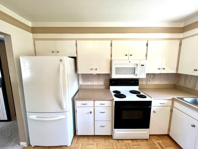 Building Photo - 4 bed 2 bath Single Family Home with Bonus Room, Fully Fenced Yard and Double Car Garage Close to...