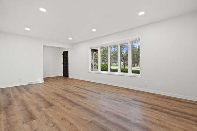 Building Photo - 2311 W Oakwood Rd