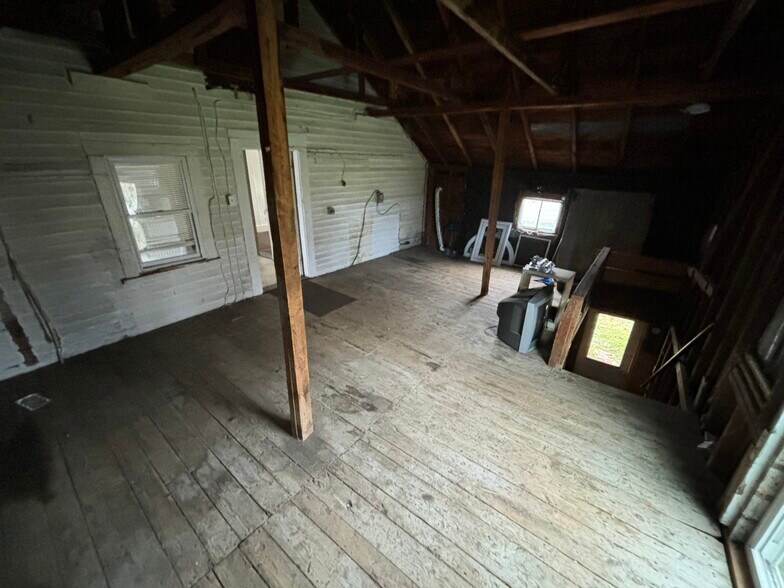 Enclosed Patio/storage - 27 Exeter Rd