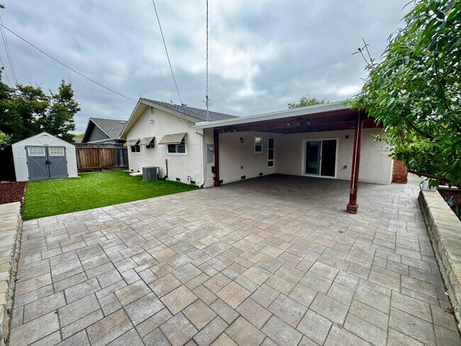 Building Photo - 1405 Antonio Ln