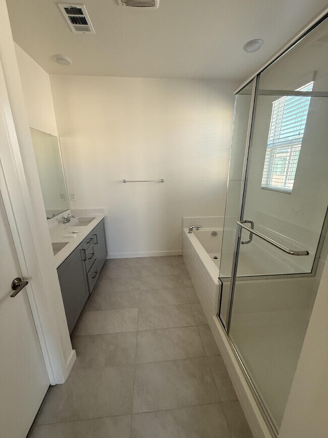 Building Photo - $4,250 - 4 Bed / 3.5 Bath Townhome in La Brisa Community of San Ysidro