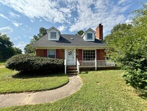 Building Photo - Four bedroom, 2 bath house in Burlington