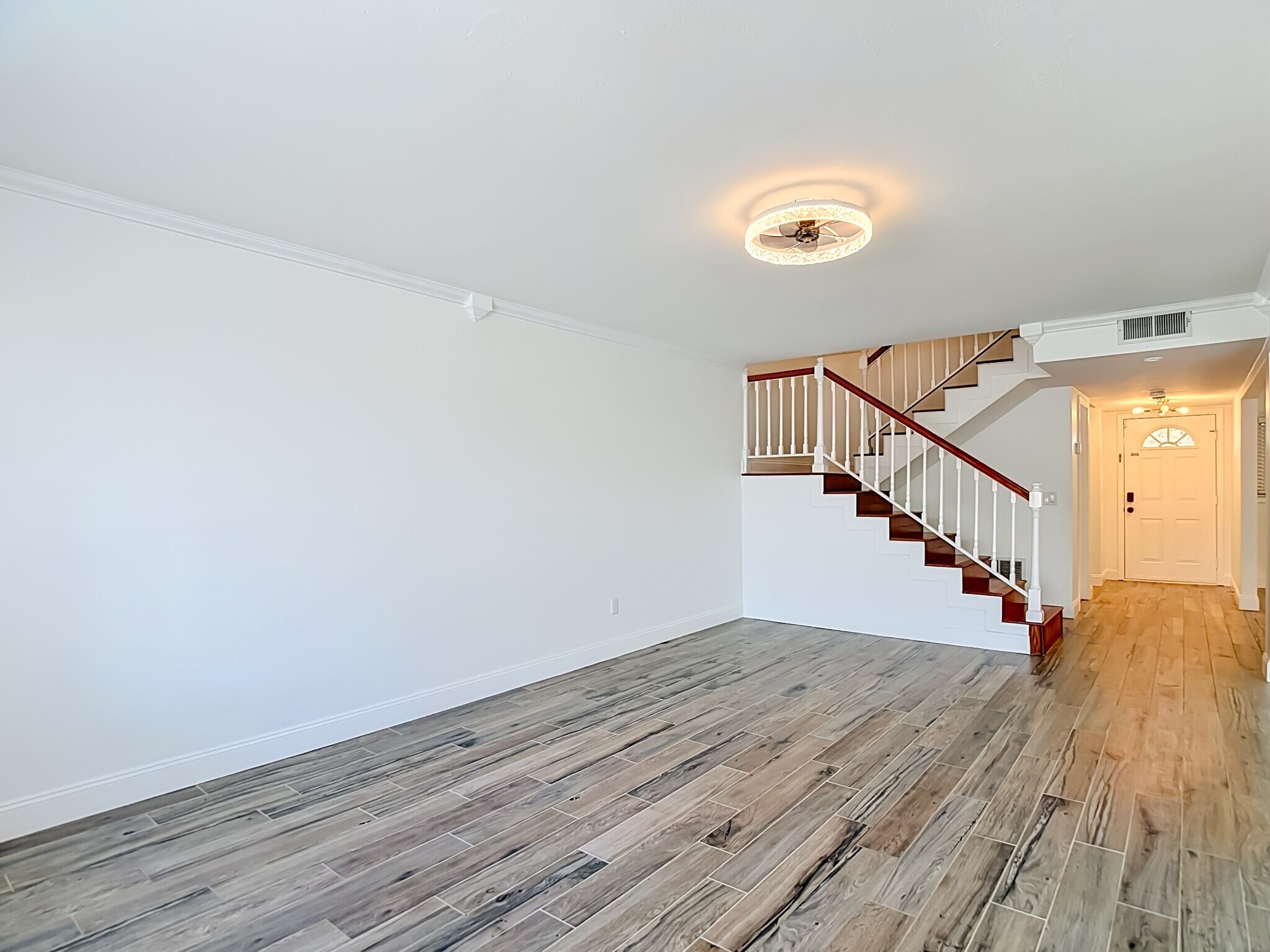 Building Photo - 8733 Bay Pointe Dr