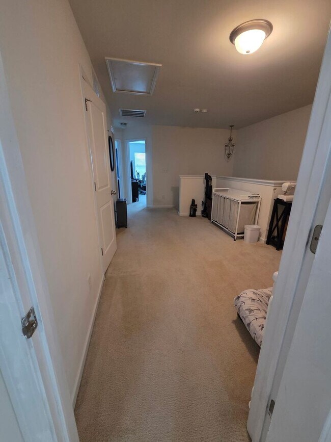 Building Photo - Well Maintained Large townhome in Steele Creek