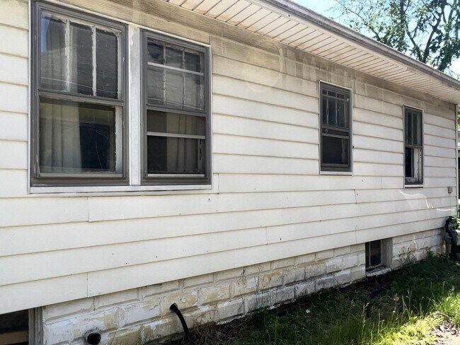 Building Photo - 1258 E Division St