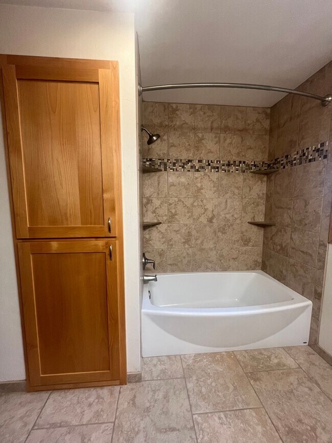 Building Photo - 3-Bedroom 2-Bathroom home in Coburg