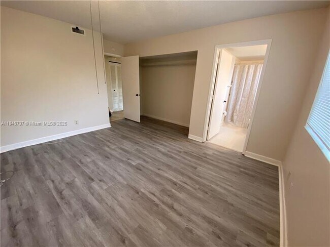 Building Photo - 713 Gardens Dr