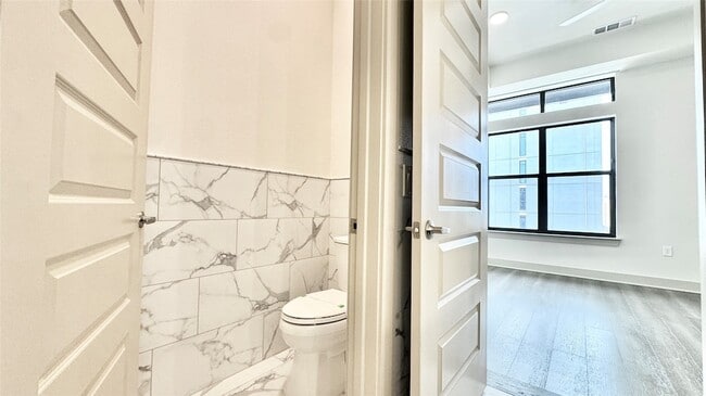 Building Photo - 3330 Oak Grove Ave