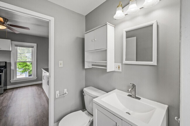 Building Photo - Cute 2BR 1 Bath Apartment Available 8/15