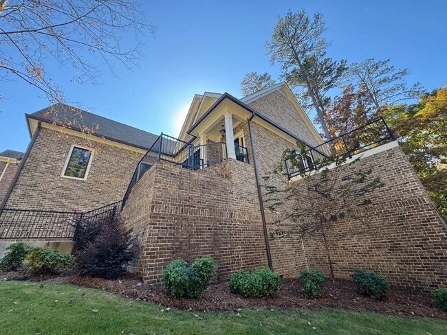 Building Photo - Grandeur Brick 4/3.5 with Bonus Room in Th...
