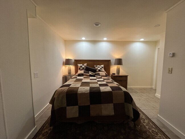 Building Photo - Charming Portland Retreat with Lush Garden, Forest Backdrop & Stylish Updates — Steps to OHSU