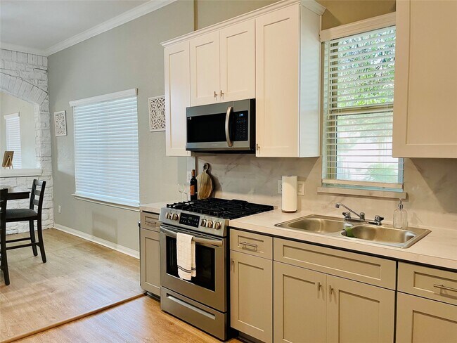 Building Photo - 1714 Mary St