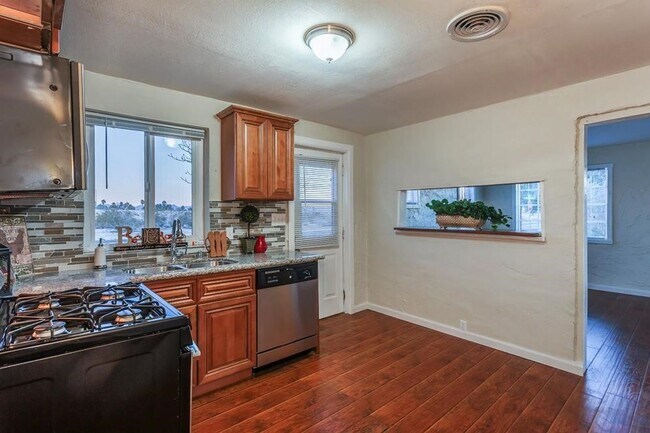 Building Photo - Eclectic 3 Bedroom 1 Bathroom with 2 Offices/Hobby Room