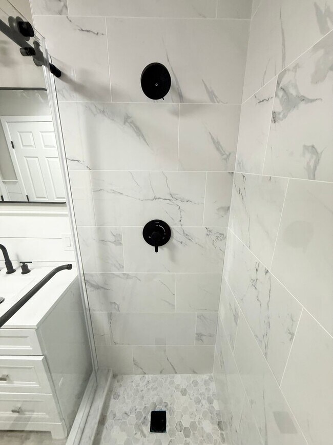 Building Photo - 18 Salina Rd