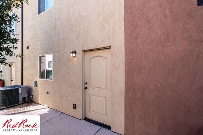 Building Photo - 3 Bedroom Two-Story Home Near Scenic Trails