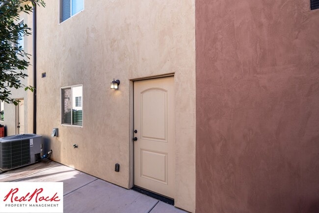 Building Photo - Conveniently located 3 Bedroom Townhome