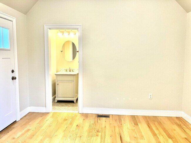 Building Photo - 11 Mason St