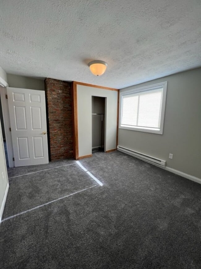 Building Photo - Charming 2 Bedroom Home with Fenced Yard Available for Pre-Lease!