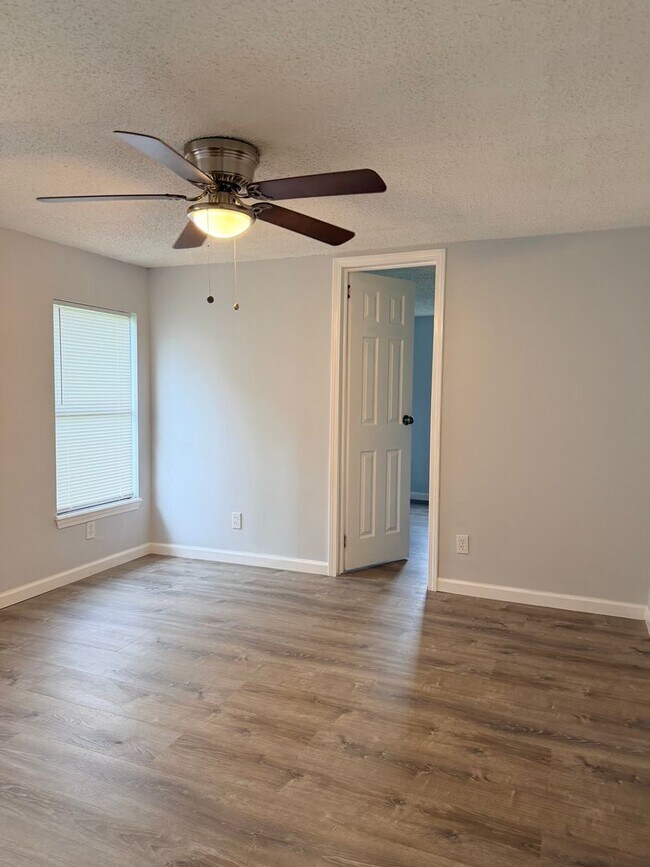 Building Photo - Rare Rockford rental available now!