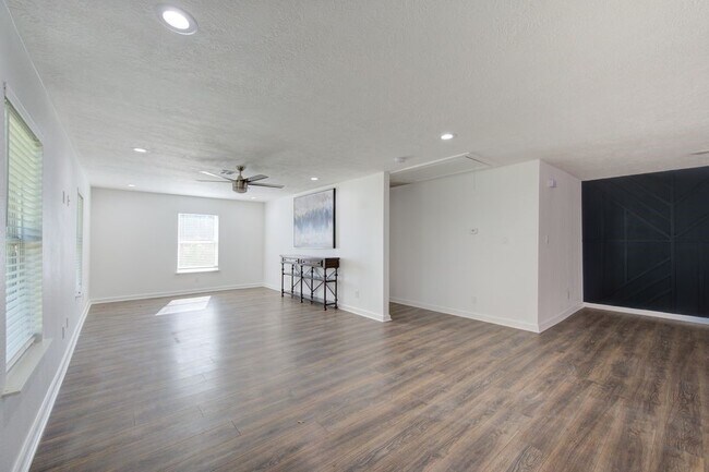 Building Photo - 5906 Hilary St