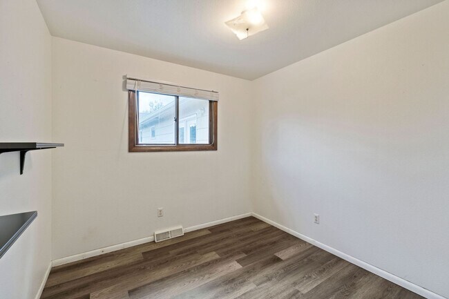 Building Photo - 833 Ponderosa Dr
