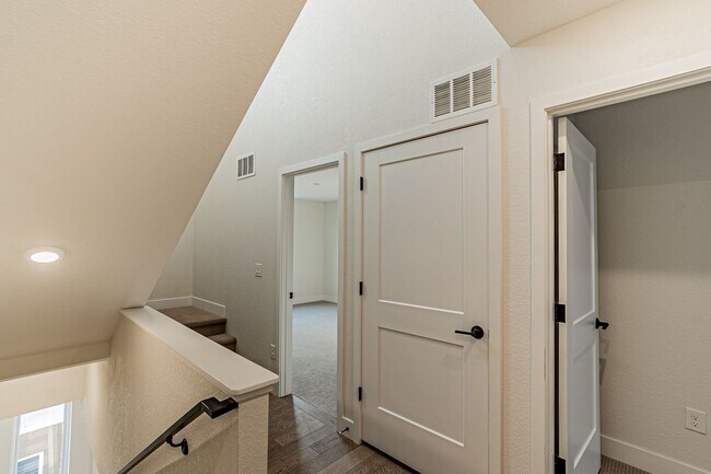 Building Photo - Newer Build 2 Bedroom, 4 Bathroom Jefferson Park Townhome