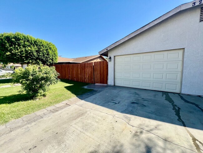 Building Photo - AVAILBLE NOW !!  3-bedroom 2 bath Duplex i...
