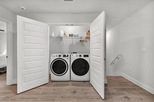 Building Photo - Three Bedroom Two and a half Bath In Hammock Oaks