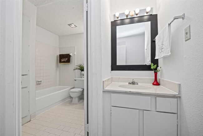 Building Photo - 9435 Pagewood Ln