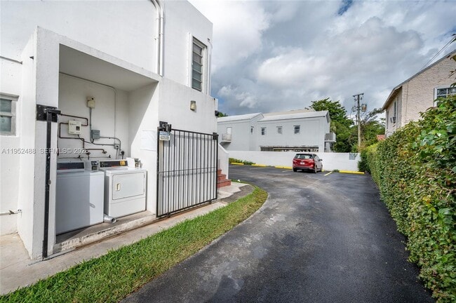 Building Photo - 455 SW 27th Ave