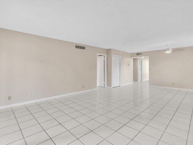 Building Photo - 16252 Laurel Dr