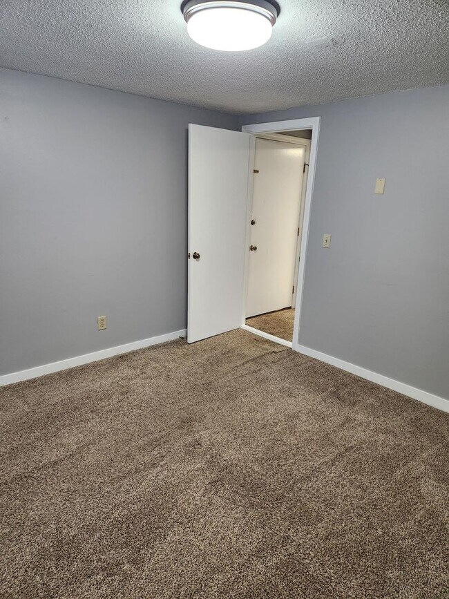 Building Photo - 7 Western Ave