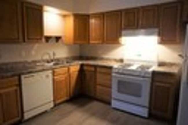 Building Photo - Newly Updated 2 bedroom 1.5 Bath Unit.