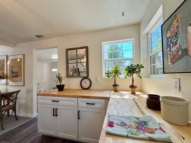 Building Photo - Available For 4+ Months!* Rare Find Furnished Saint Helena Gem, “Upper Tainter” 2 Bedrooms, 2 Bat...