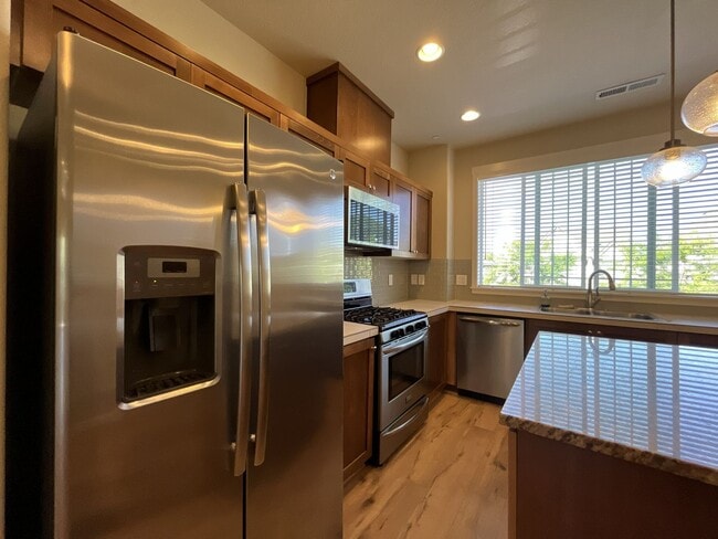 Building Photo - Spacious Bull Mountain Townhome Featuring Two Ensuite Bedrooms, Attached Garage & Modern Finishes &