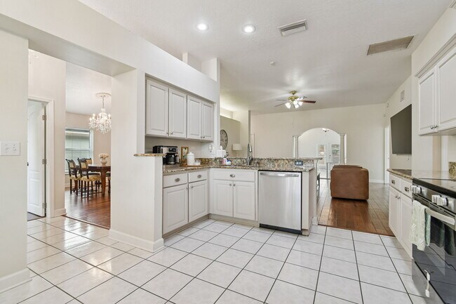 Building Photo - Tuscanny Street