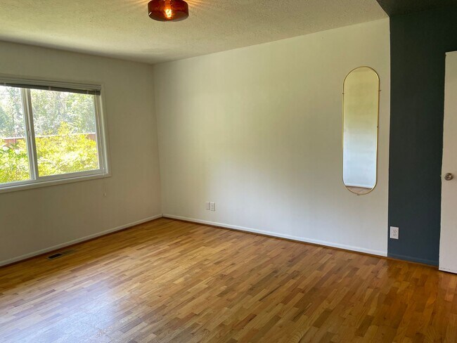 Building Photo - East Medford 3 Bedroom 2 Bathroom