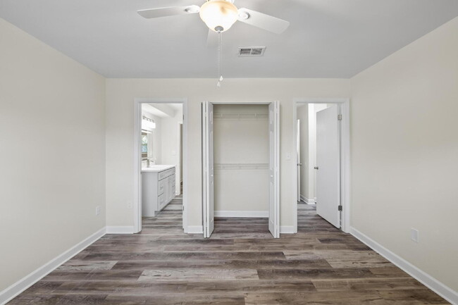 Building Photo - "Charming 2-Bed Townhouse with Modern Comf...
