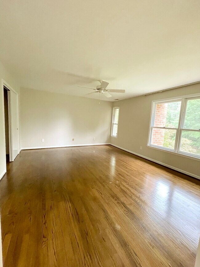 Building Photo - 5 Spring House Rd