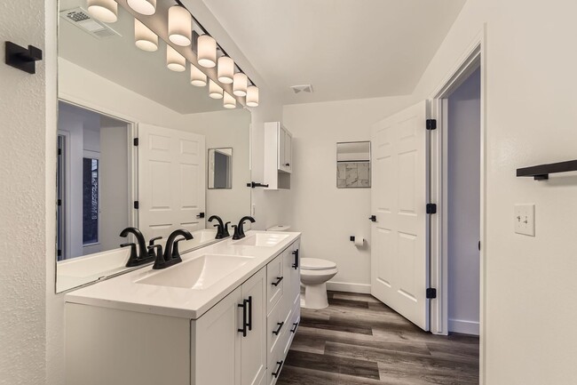 Building Photo - **Fully Updated 2-Bedroom Condo with New Appliances!**