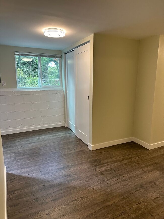 Building Photo - Available Now! 4 bed, 2 bath house in Shoreline!