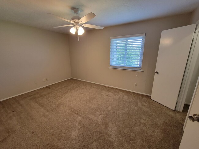 Building Photo - College Station - 2 bed/1.5 bath end unit ...