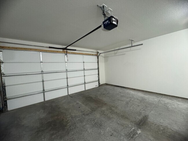 Building Photo - 1/2 OFF SECURITY DEPOSIT!!  2 Bedroom 2 bath Townhome in East Moline