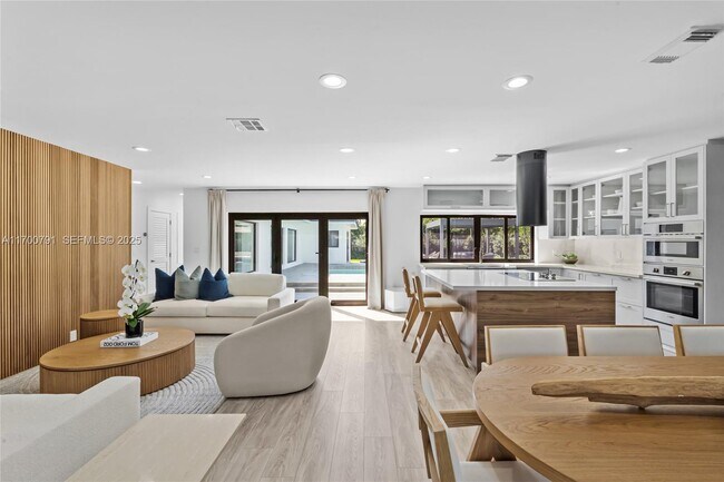 Building Photo - 116 W 1st Ct