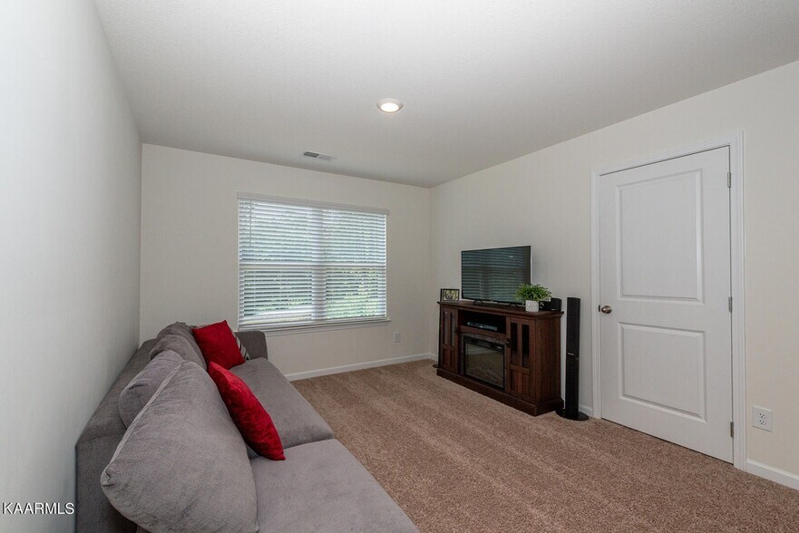 Building Photo - 1606 River Poppy Rd
