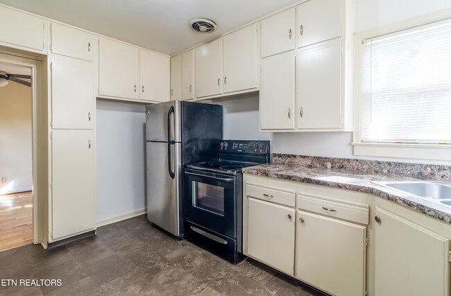 Building Photo - 602 Lookout Ct SE