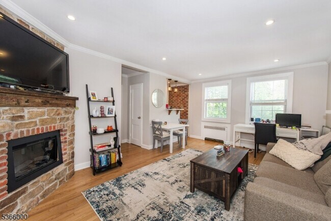 Primary Photo - 378 Claremont Ave